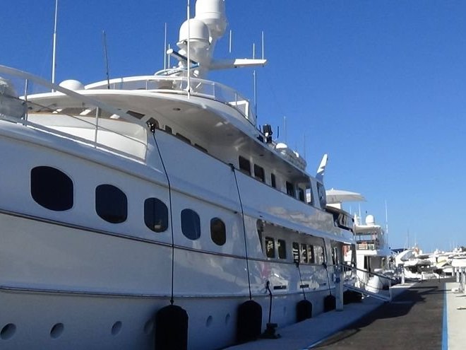 En havn av luksusyachting og naturlig skjønnhet