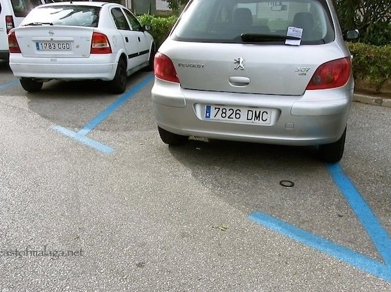 Et blått parkeringsskilt i en spansk by