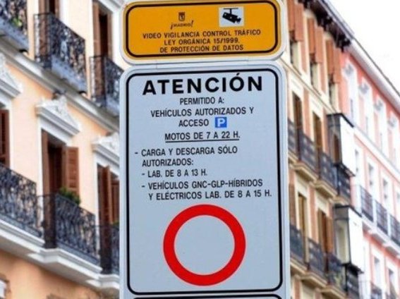 Smale gate i Palma Gamleby med et skilt for begrenset tilgang