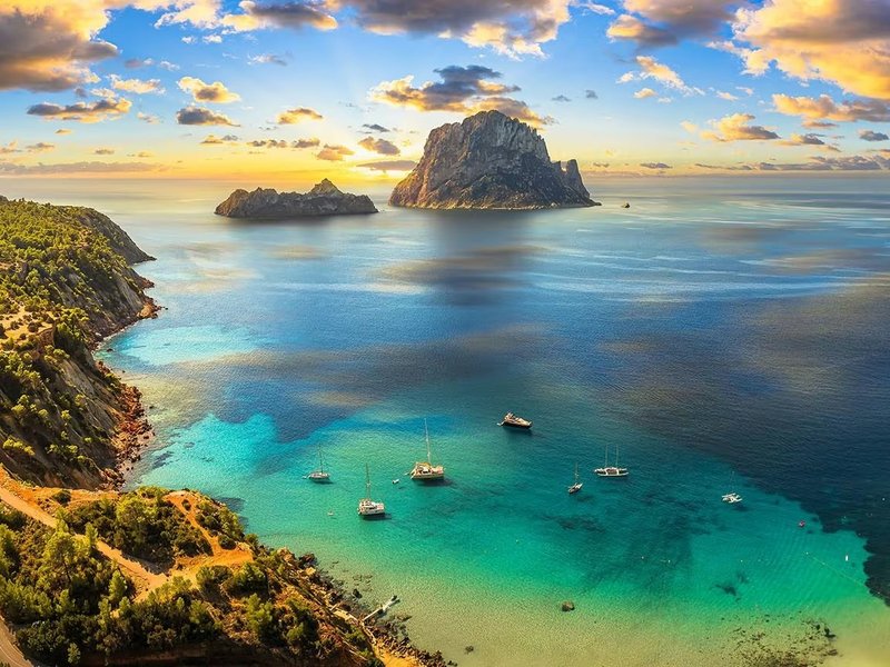 Det dype blå Middelhavet omgir Ibiza