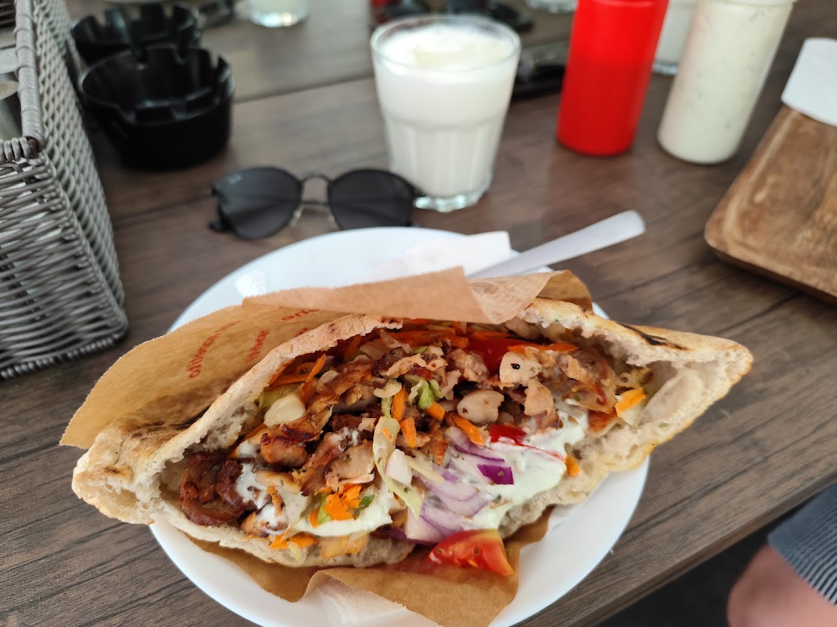 Lunas Deli