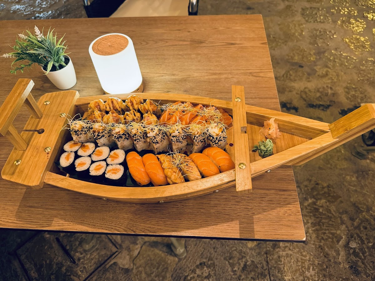 HILLS Thai And Sushi